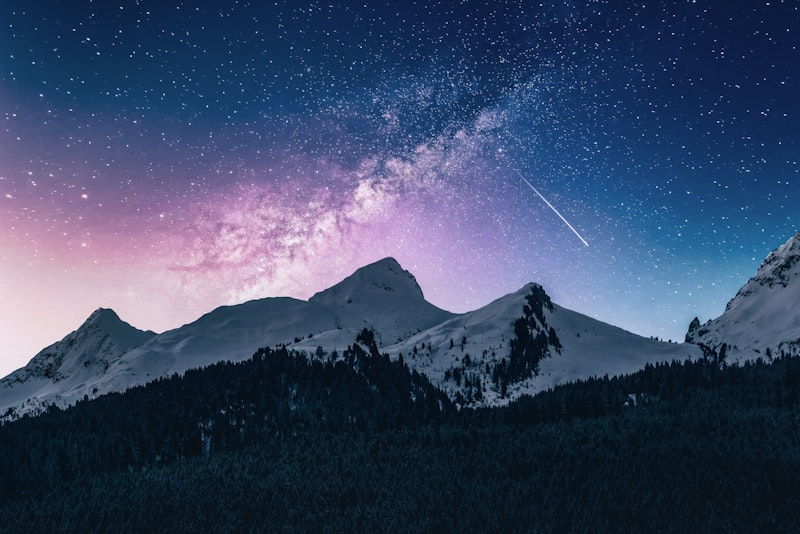 Montañas nevadas de noche